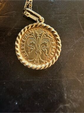 Gold Fleur-de-Lis Round Pendant Necklace - Women Jewelry